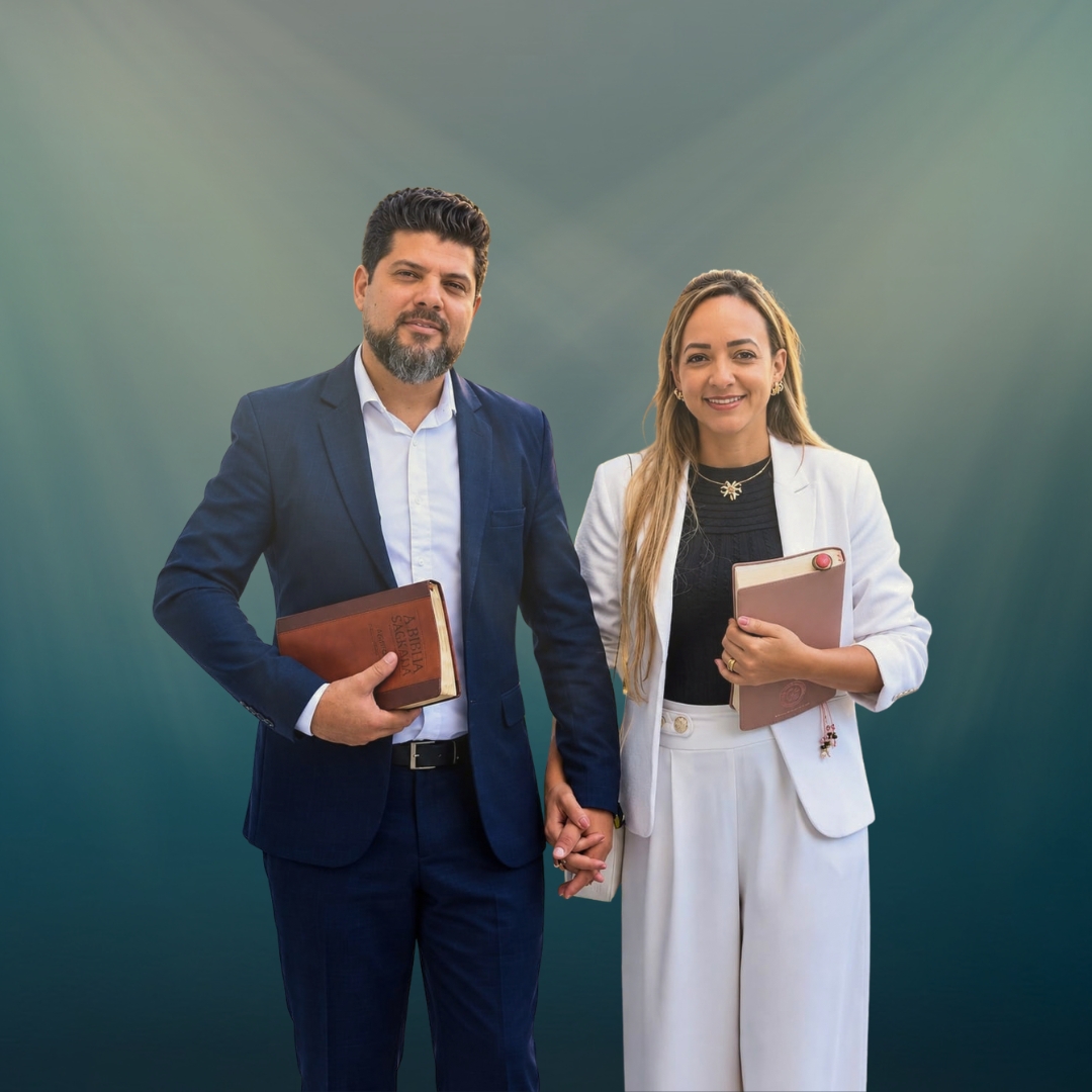 Axel Souza e Cláudia Batista de mãos dadas, segurando suas Bíblias